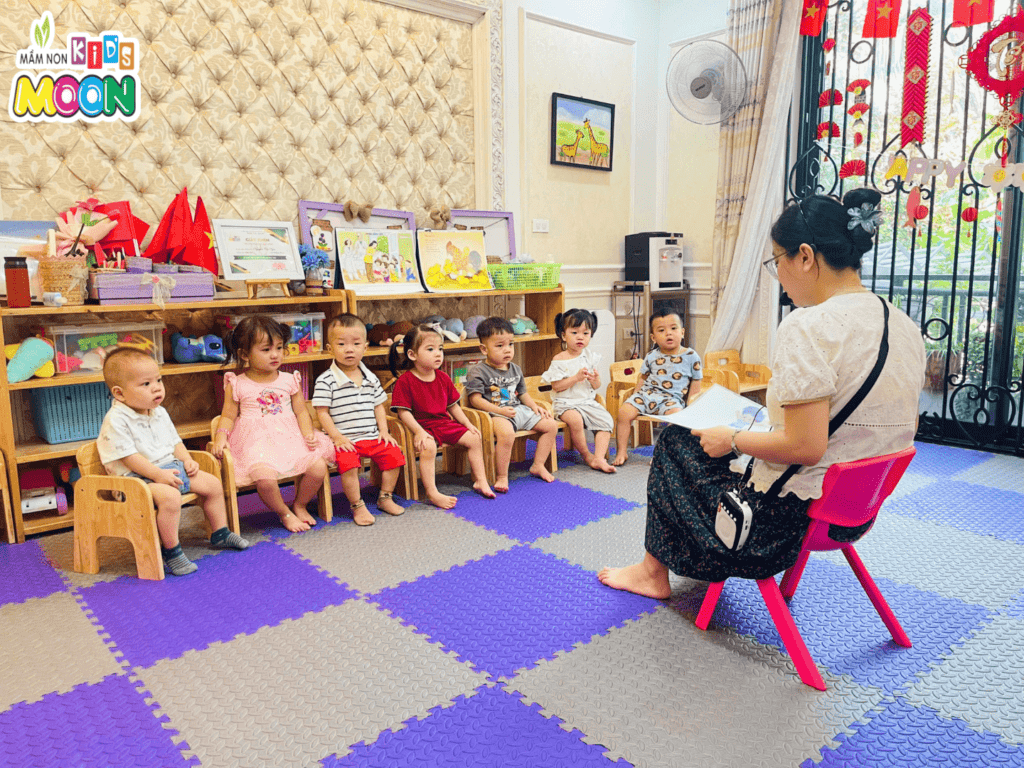 TIẾT HỌC TIẾNG ANH CÙNG GIÁO VIÊN NƯỚC NGOÀI TIẾT HỌC TIẾNG ANH CÙNG GIÁO VIÊN NƯỚC NGOÀI - Mầm Non Kid's Moon