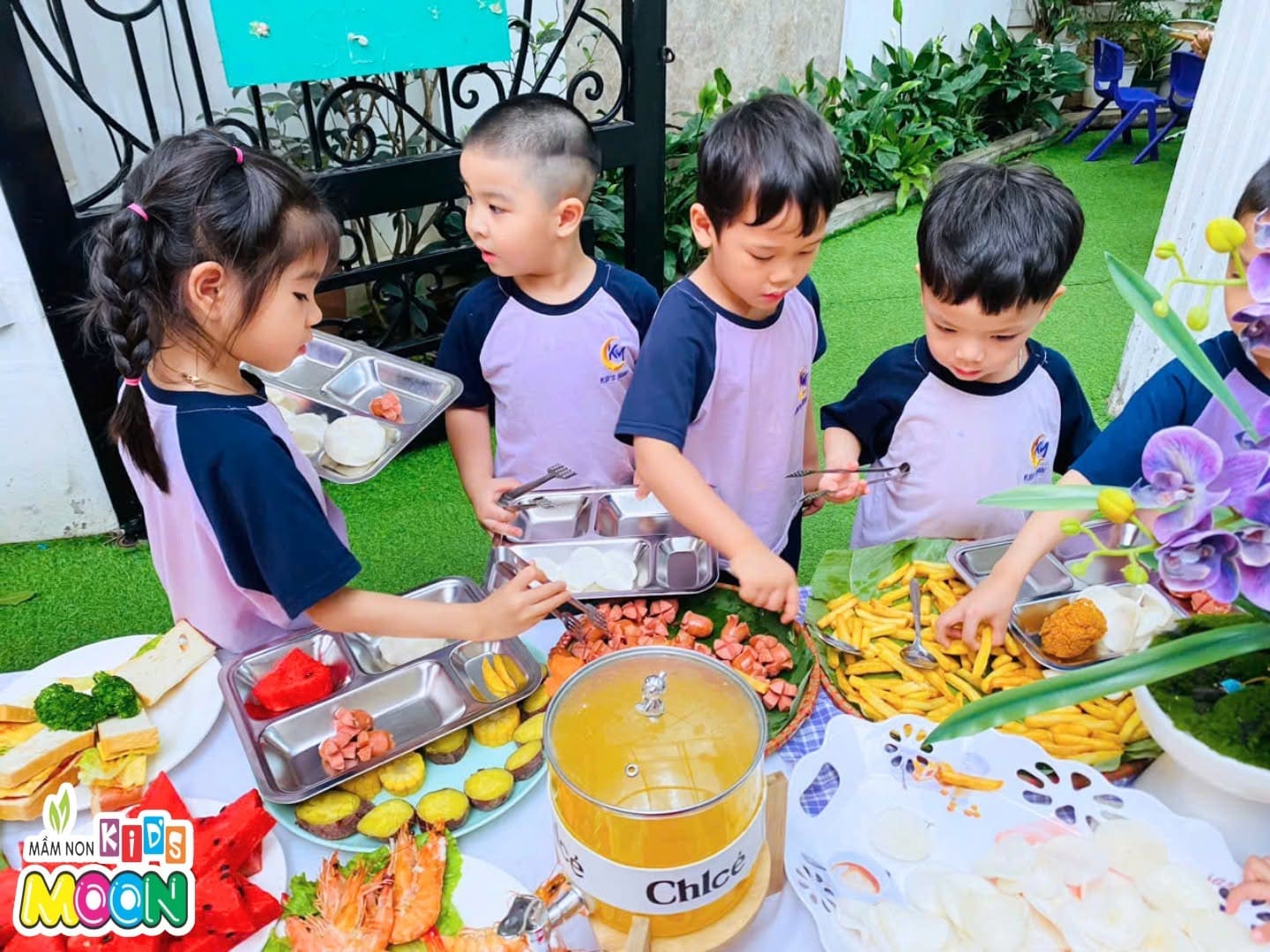 BỮA TIỆC BUFFET CỦA CÁC CON BỮA TIỆC BUFFET CỦA CÁC CON - Mầm Non Kid's Moon
