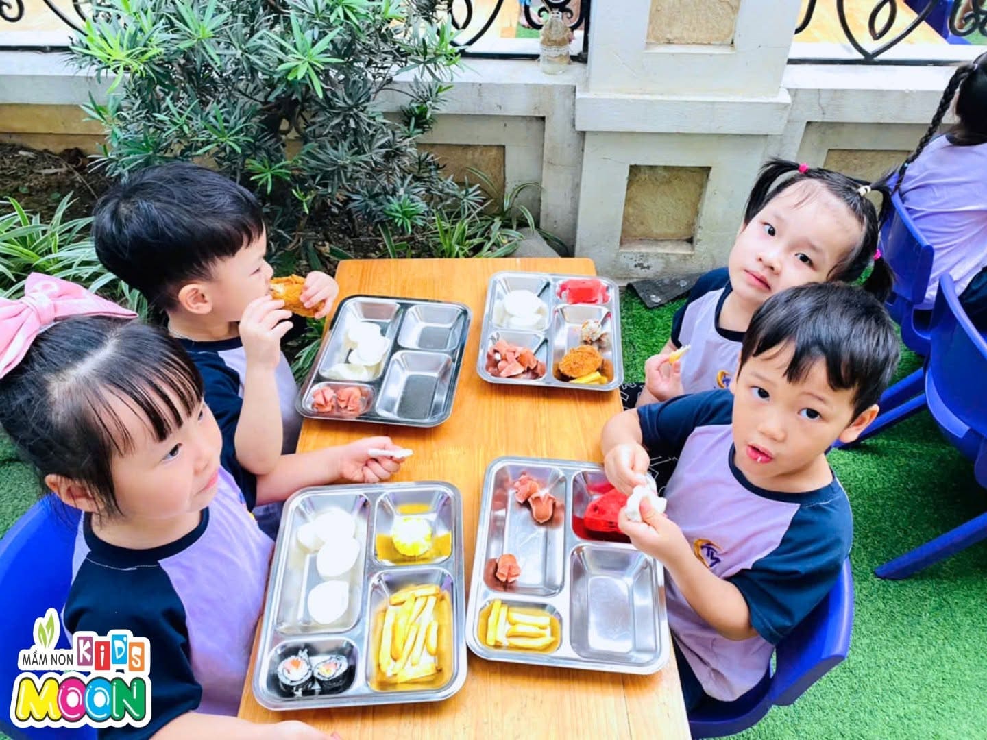 BỮA TIỆC BUFFET CỦA CÁC CON BỮA TIỆC BUFFET CỦA CÁC CON - Mầm Non Kid's Moon