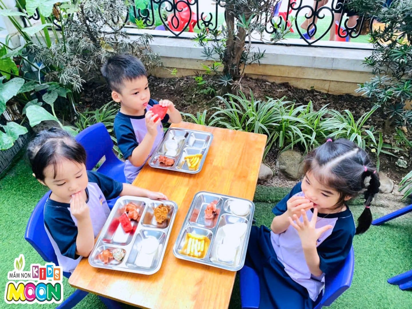 BỮA TIỆC BUFFET CỦA CÁC CON BỮA TIỆC BUFFET CỦA CÁC CON - Mầm Non Kid's Moon